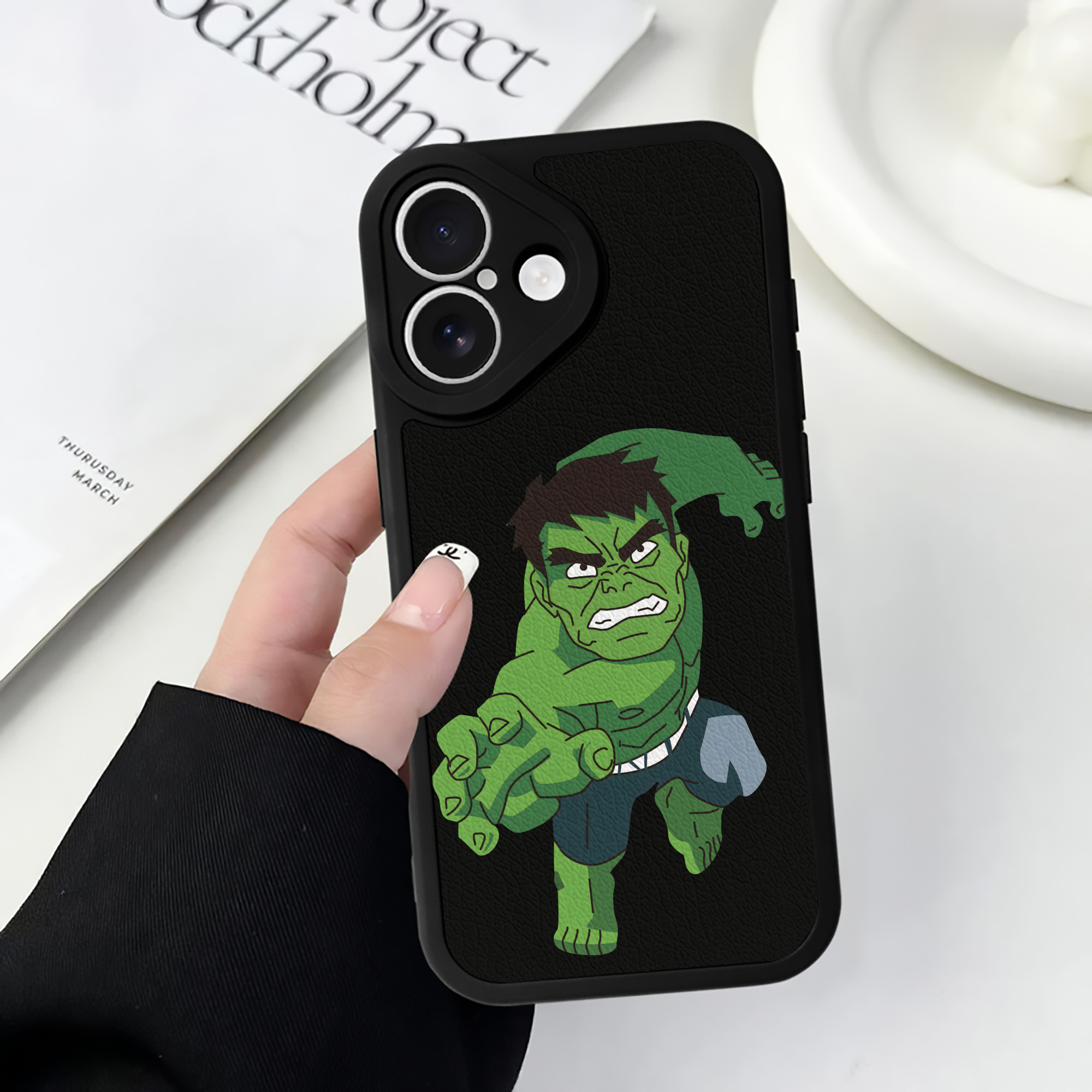 （画像用） アベンジャーズ The Avengers 【iPhone 16シリーズ対応】シリコンスマホケース（レザー調） 材質：シリコン